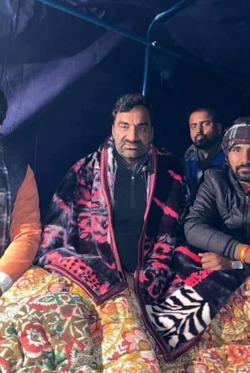 जब बाकि नेता अपने घरो में ऐश फरमा रहे थे उस समय एक ही नेता था जो किसानो के साथ बॉर्डर पर ठंड में बैठा था 
दुर्भाग्य से हमने विधानसभा चुनाव में साथ नहीं दिया लेकिन लोकसभा चुनावो में तन मन धन से सहयोग करना है 
<a href="/hanumanbeniwal/">HANUMAN BENIWAL</a>