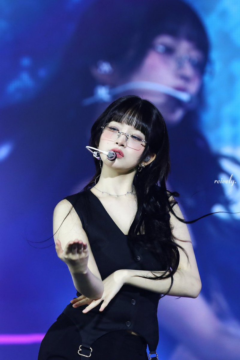 kpopsapphic's tweet photo. Rei (IVE) https://t.co/qTZ5g3sICy
