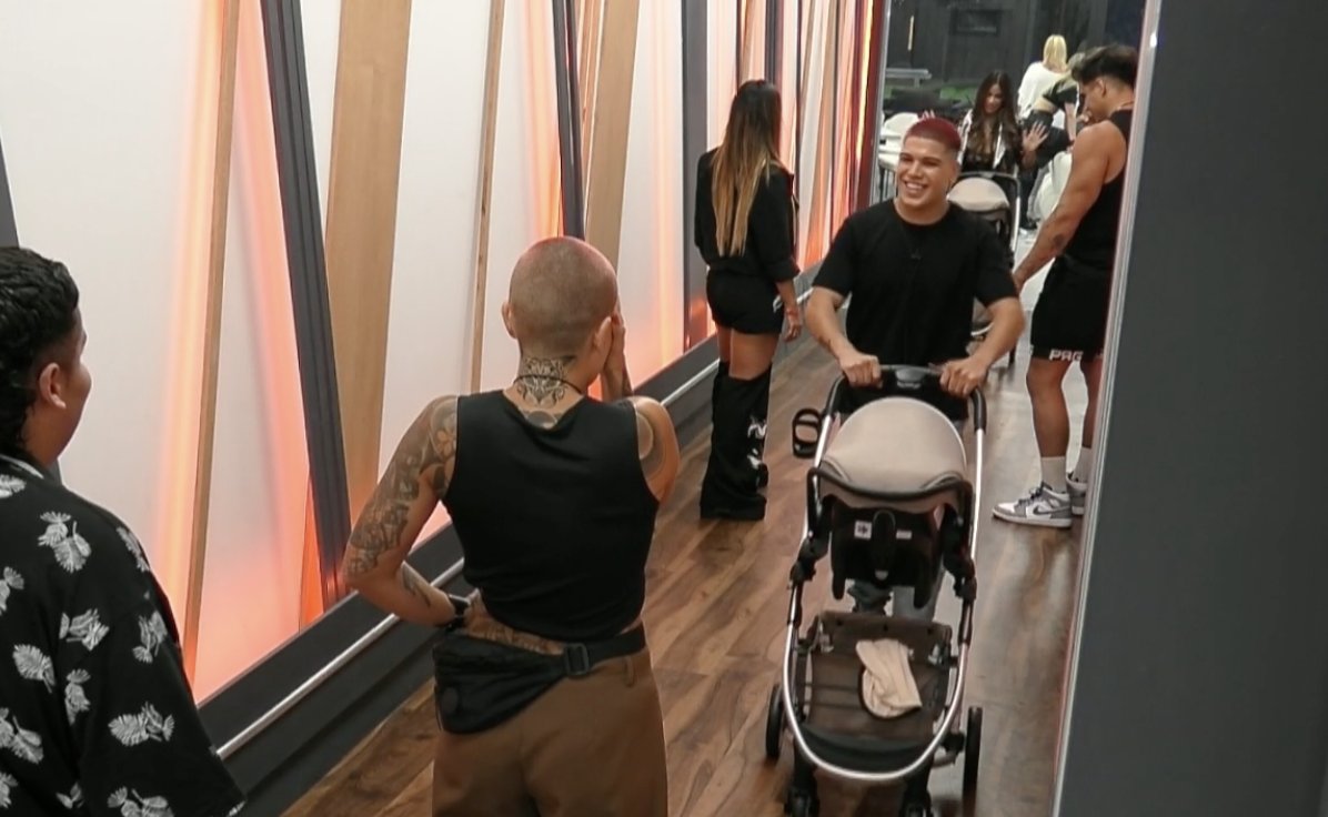 eeemiliano's tweet photo. thiago meets furia jsjs 
#GranHermano https://t.co/yqTI2zX480
