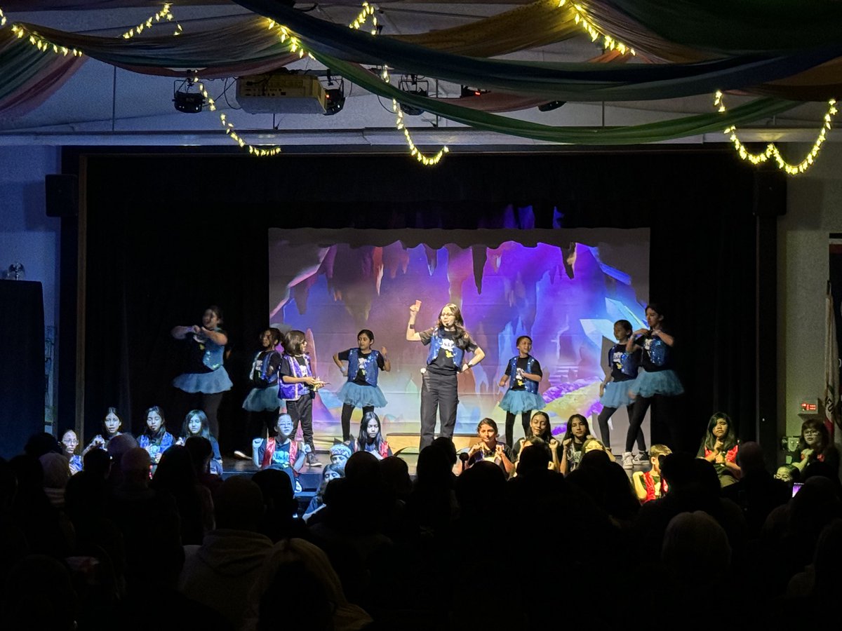 kttruong95's tweet photo. Aladdin Kids at @BeesArbolita ! #DMIS #LHCSD @LHSchools https://t.co/JdxHwQoVw9
