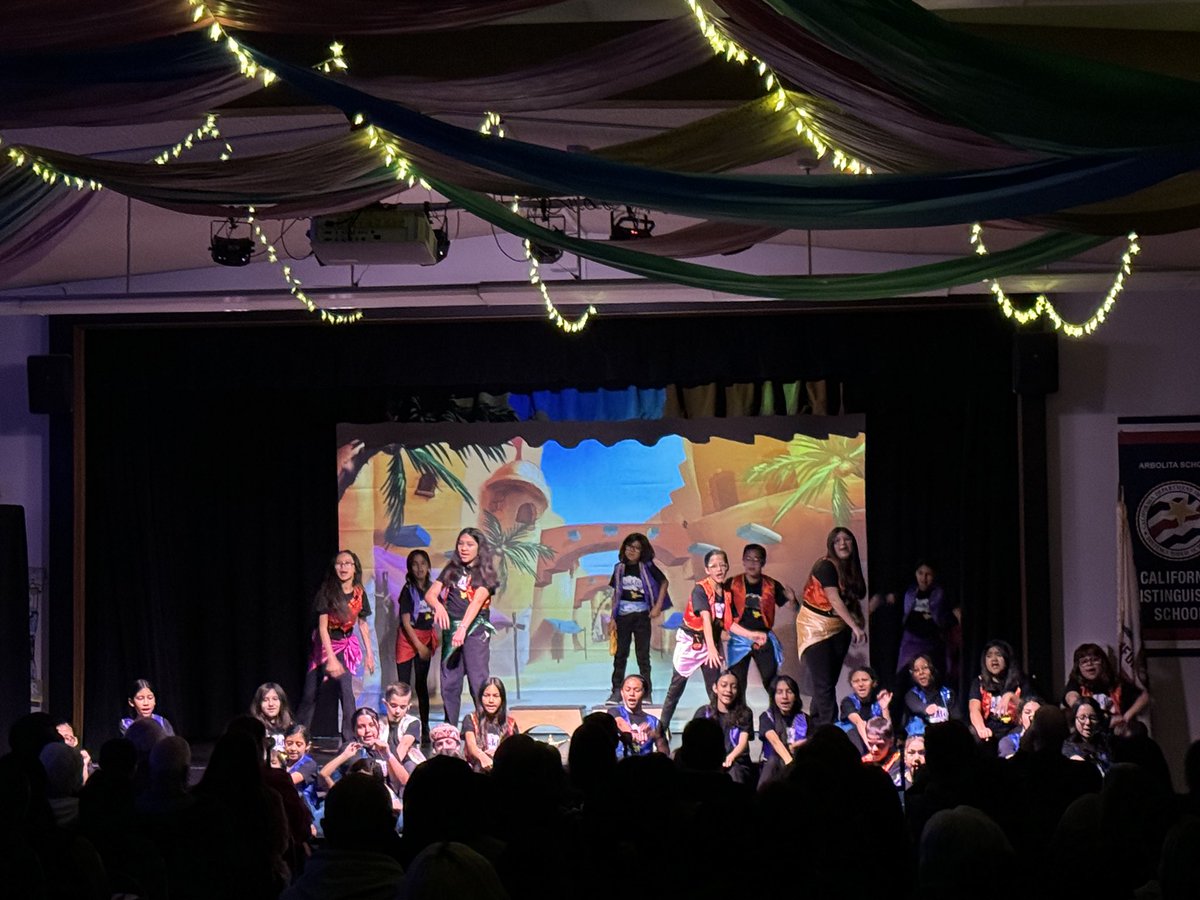 kttruong95's tweet photo. Aladdin Kids at @BeesArbolita ! #DMIS #LHCSD @LHSchools https://t.co/JdxHwQoVw9