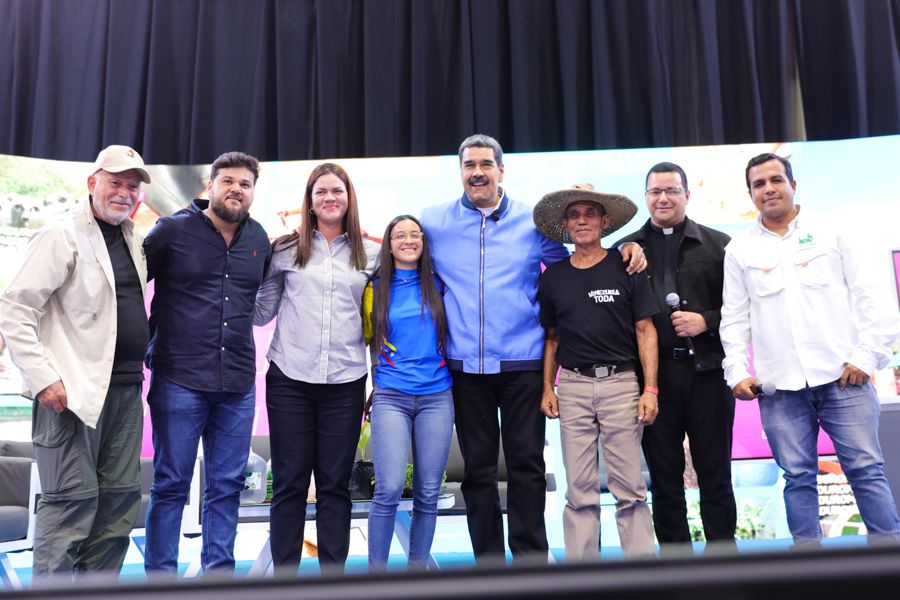 ErnestoLunaPsuv's tweet photo. Gracias presidente @NicolasMaduro por visitar al estado Monagas y realizar aquí la transmisión #37 de su programa Con Maduro + 

Los proyectos aprobados serán para el beneficio de este maravilloso pueblo. https://t.co/XRvVPEPZdc