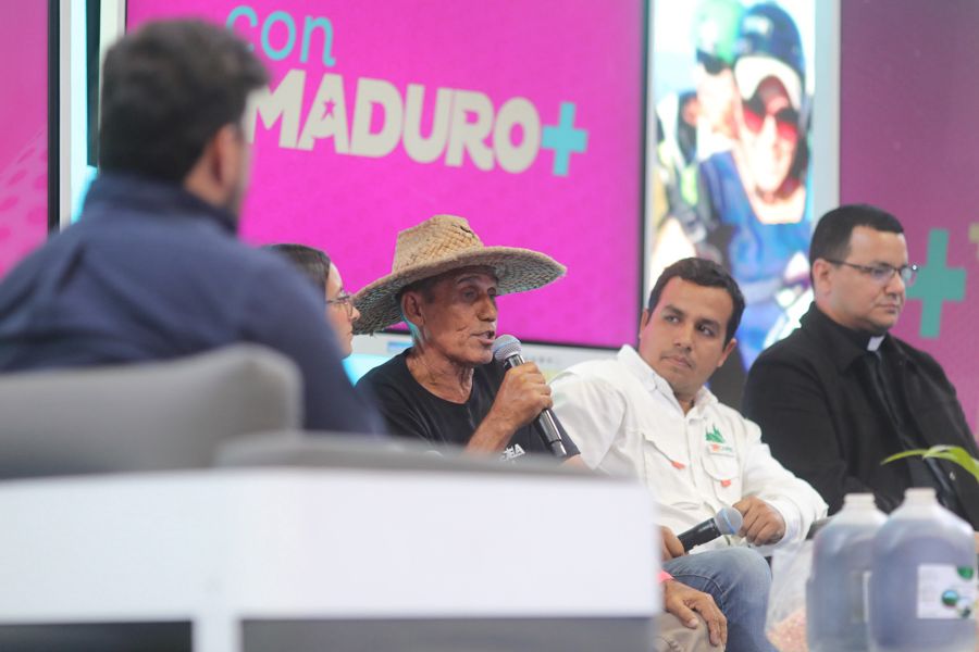 ErnestoLunaPsuv's tweet photo. Gracias presidente @NicolasMaduro por visitar al estado Monagas y realizar aquí la transmisión #37 de su programa Con Maduro + 

Los proyectos aprobados serán para el beneficio de este maravilloso pueblo. https://t.co/XRvVPEPZdc