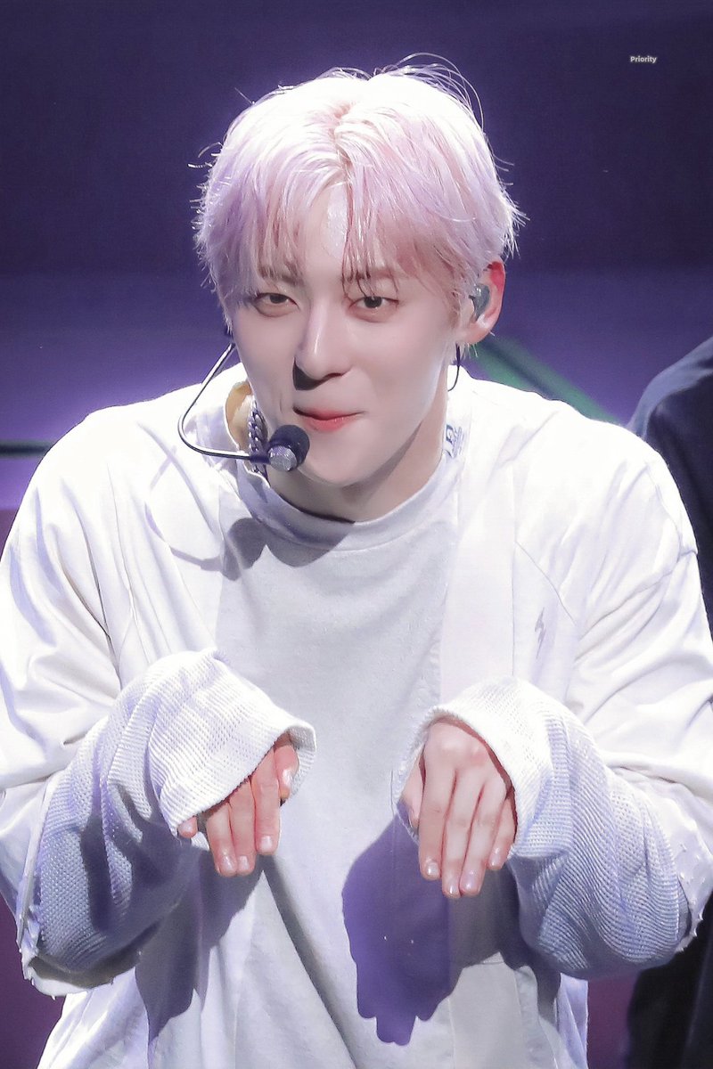 Priority89's tweet image. 240310 깜찍 천재강아쥐🐶

#황민현 #HWANGMINHYUN 
#민현 #MINHYUN #도원결의