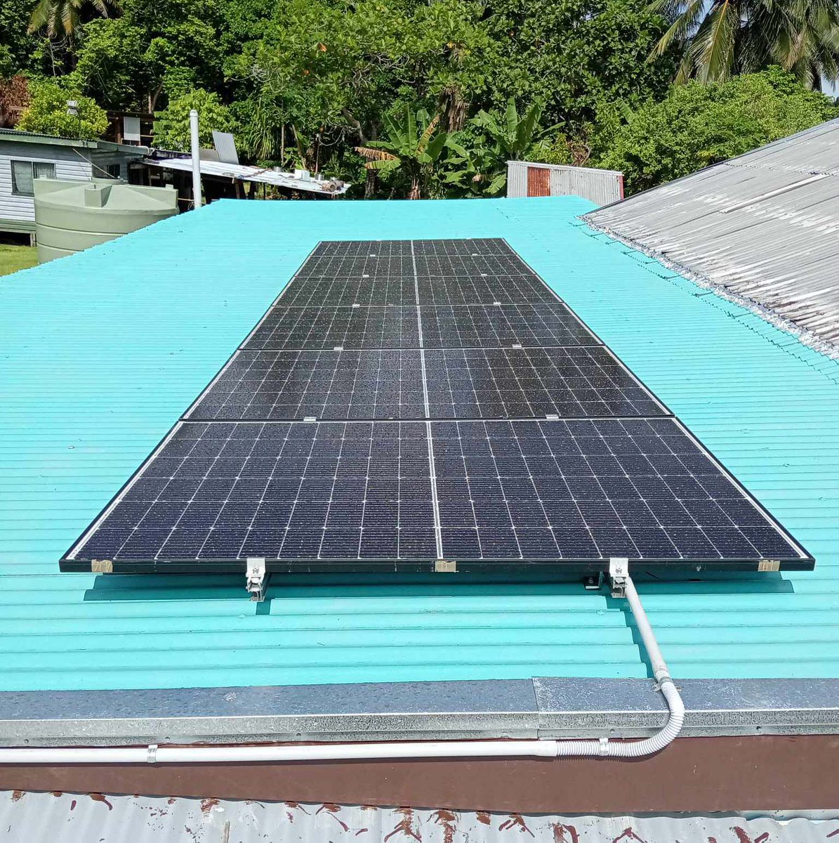 2.49kWp Hybrid Solar Installation in Motusa District, Rotuma solarfiji.org/hybrid-solar-s… #solarfiji #victronenergy #Phonosolar #rotuma #fijiislands #offgridpower #renewableenergy #solarpower #residentialproject