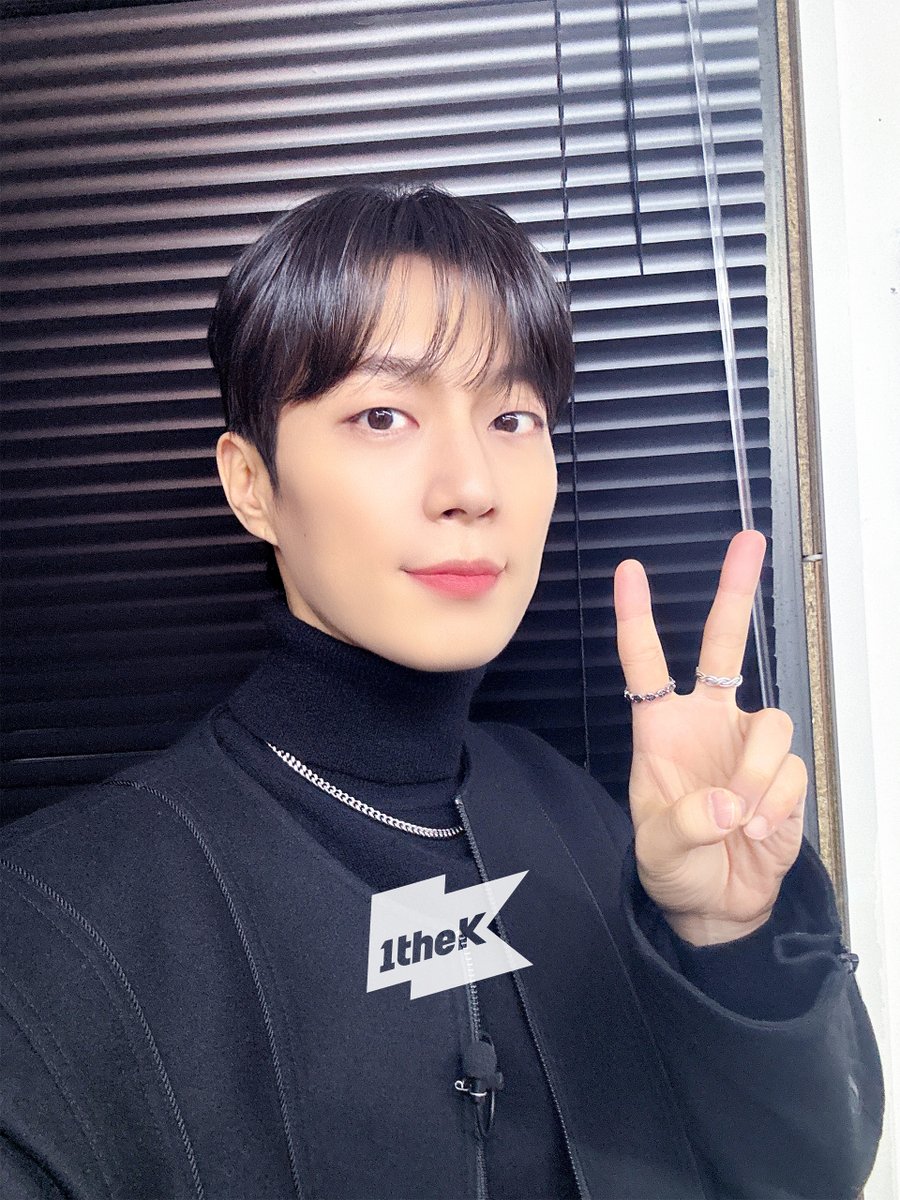 1theK's tweet photo. #하이라이트 가 너무 눈부셔서 눈을 뜰 수가 없다..🫣
진짜 언제까지 멋있고 잘생길 예정이죠? 심지어 귀여워
앞으로도 계속 멋있고 잘생기고 귀엽기로 약속 ~ 🩶
#HIGHLIGHT #BODY #아이돌등판 @Highlight_AUent

#IDDP 👉 https://t.co/knrRFSYAO4 https://t.co/2F0YZpoHla