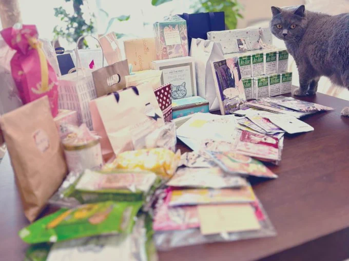 遅くなってしまったのですがお庭での差し入れお手紙ありがとうございました!大事に読んで使用して食べさせて頂きます付箋本と豆本頂いたのハピ 