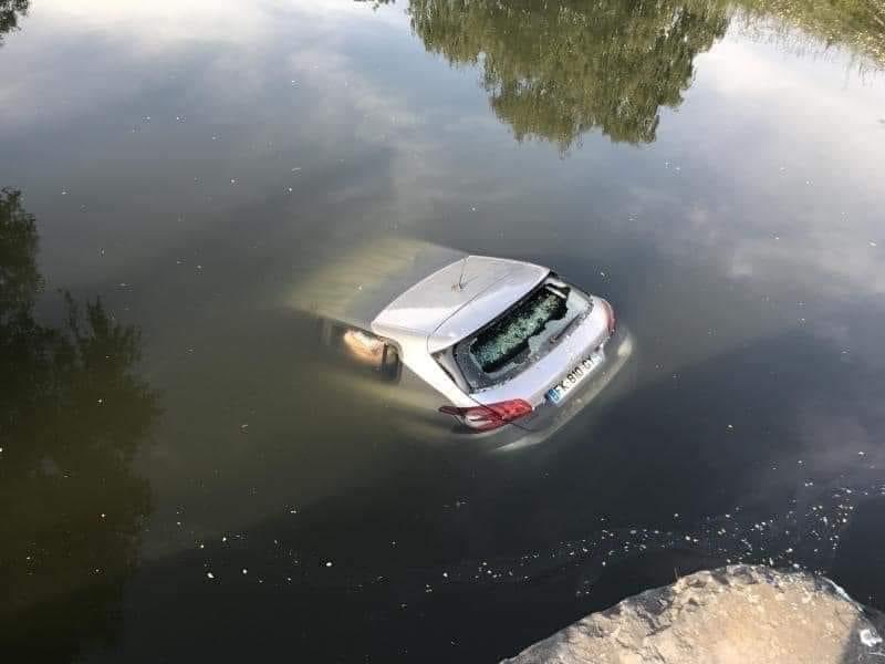 alasirimotors's tweet photo. A lot of people drowned simply because they didn't know:
If you find yourself underwater in a car, don't panic.
♾️1. Dont waste your energy trying to push the door
♾️2. Do not open the window, the force of the water entering the car will not allow you to get out
♾️3. Take out the head restraint
♾️4. Use the steel sharp tip and break the back window that has kick out glass on it
▶️ The car by engineering and design is intended to float in the water and the rear window will always be facing the exit.
This could save your life
RT