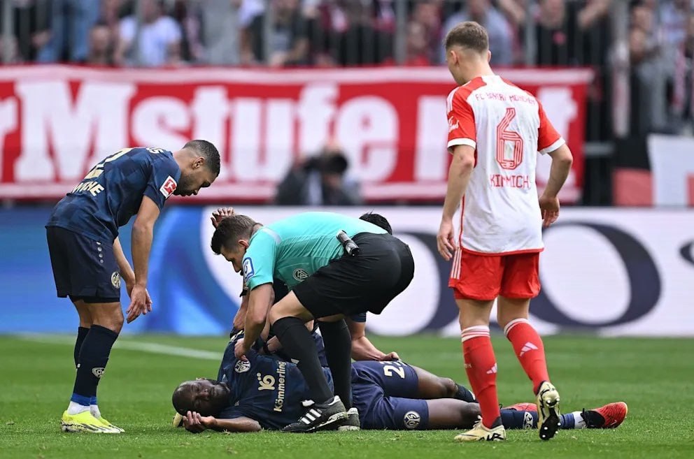 Cruspher's tweet photo. Referee Patrick Ittrich saved the life of Josuha Guilavogi with his quick reaction. Gilavogi was unconscious and his tongue briefly blocked his airway - ...

#football #EPL #LaLiga #BundesLiga #SerieA #Ligue1 #fifa #fan #FIFA #UEFA #soccer #league #clubs #futbol https://t.co/1rn2FvODJO