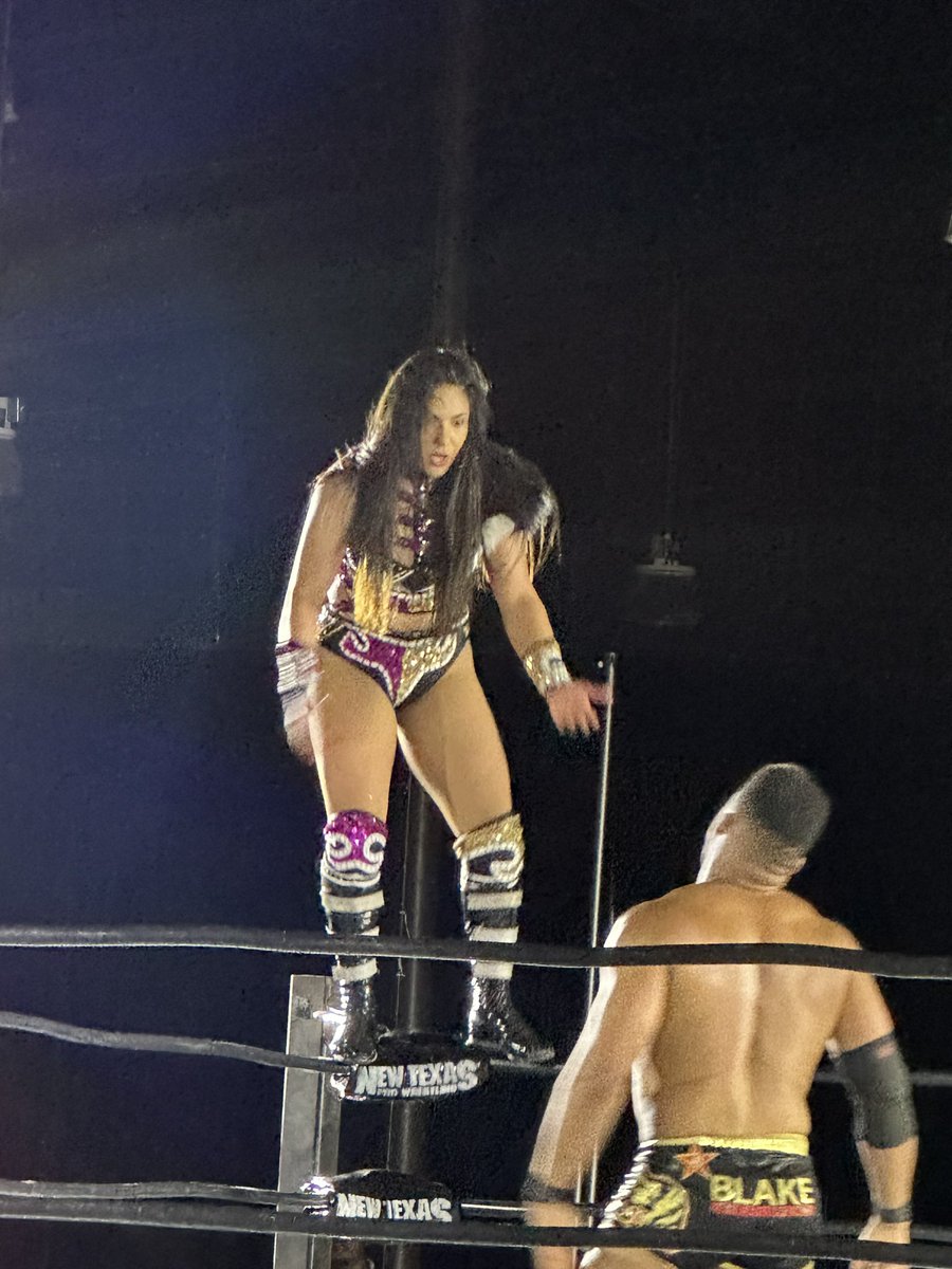 SupremesFORCE's tweet photo. This match was legit! It was also the first time I’ve seen @_thehyan live. @DoubleJBlake had the crowd triggered as soon as he came to the ring lol https://t.co/wBnJPfoe3k