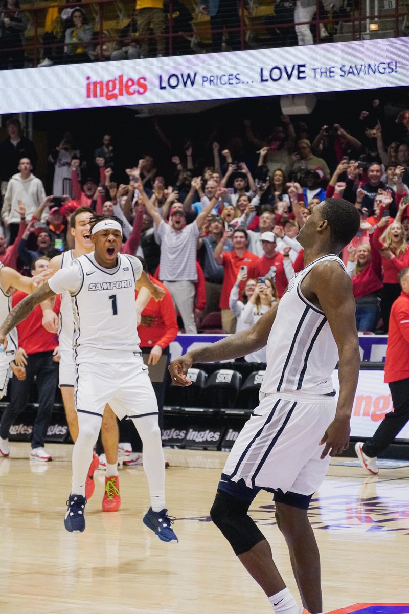 SoConSports's tweet image. The dogs are going dancing 🤝🏆 | #SoConHoops