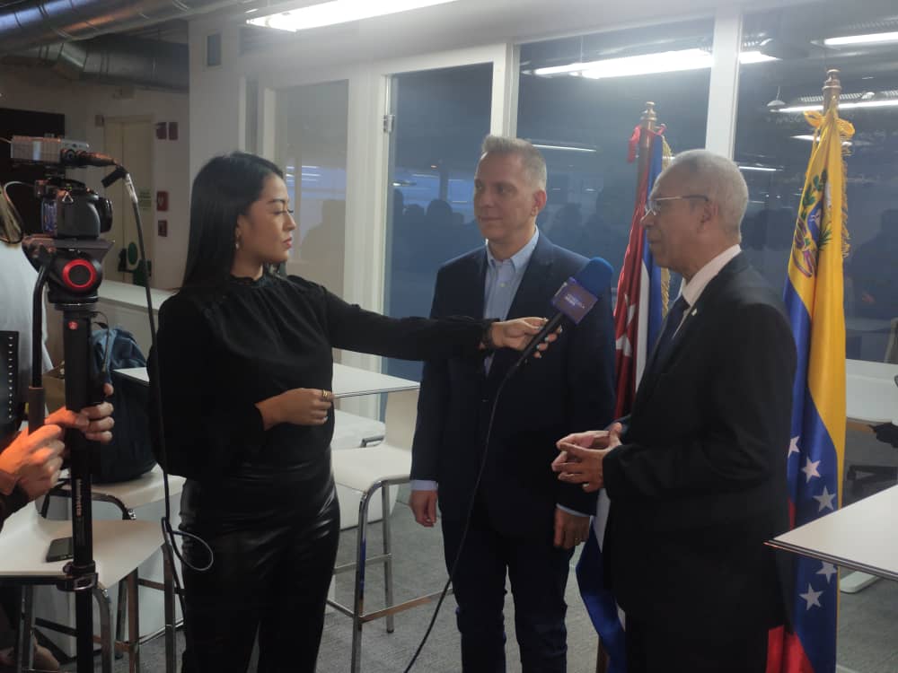 embacubaven's tweet photo. Inicia en #Caracas Jornada Empresarial Cuba 🇨🇺 - Venezuela 🇻🇪 con encuentro empresarial entre más de 30 empresas cubanas y cámaras y asocianes de @fedeindustria. https://t.co/oxHwL0aYCK