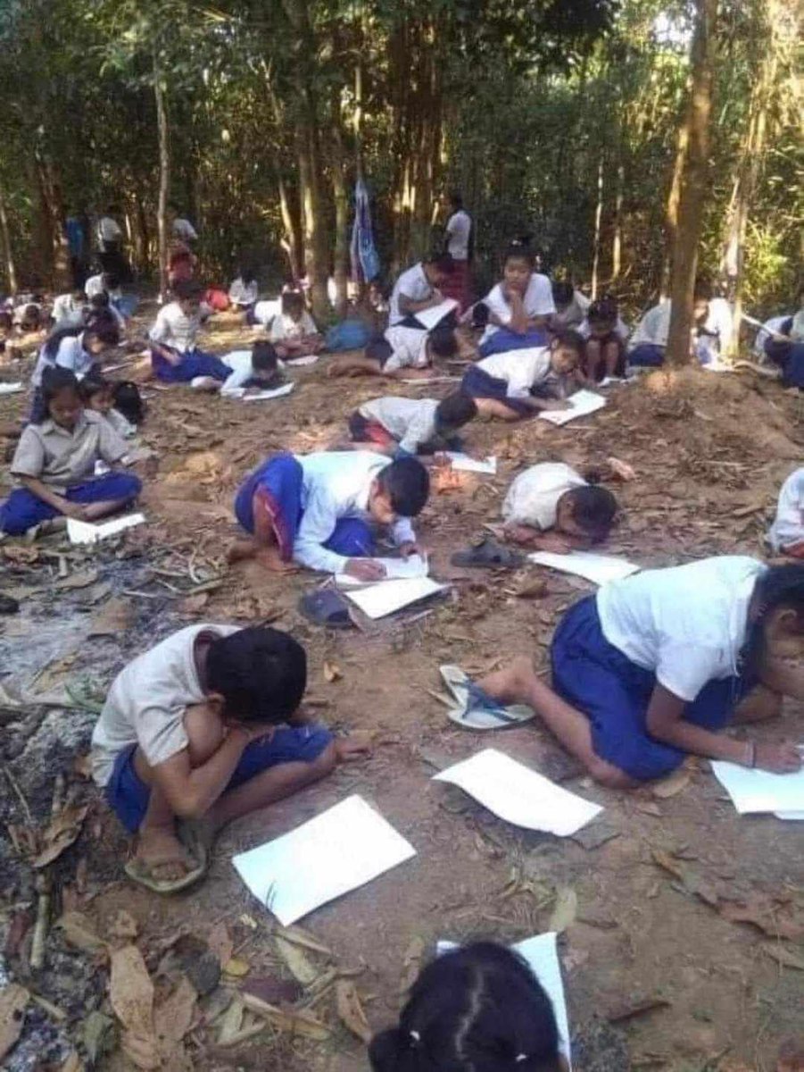 MaCholaymar's tweet photo. In Karen State, Myanmar, amidst war, children bravely study despite threats of airstrikes by the military, highlighting our challenging reality. #StopAttacks on Schools and Hospitals 
Photo- #NawPhawK’nyaw https://t.co/jWTyQROEdQ