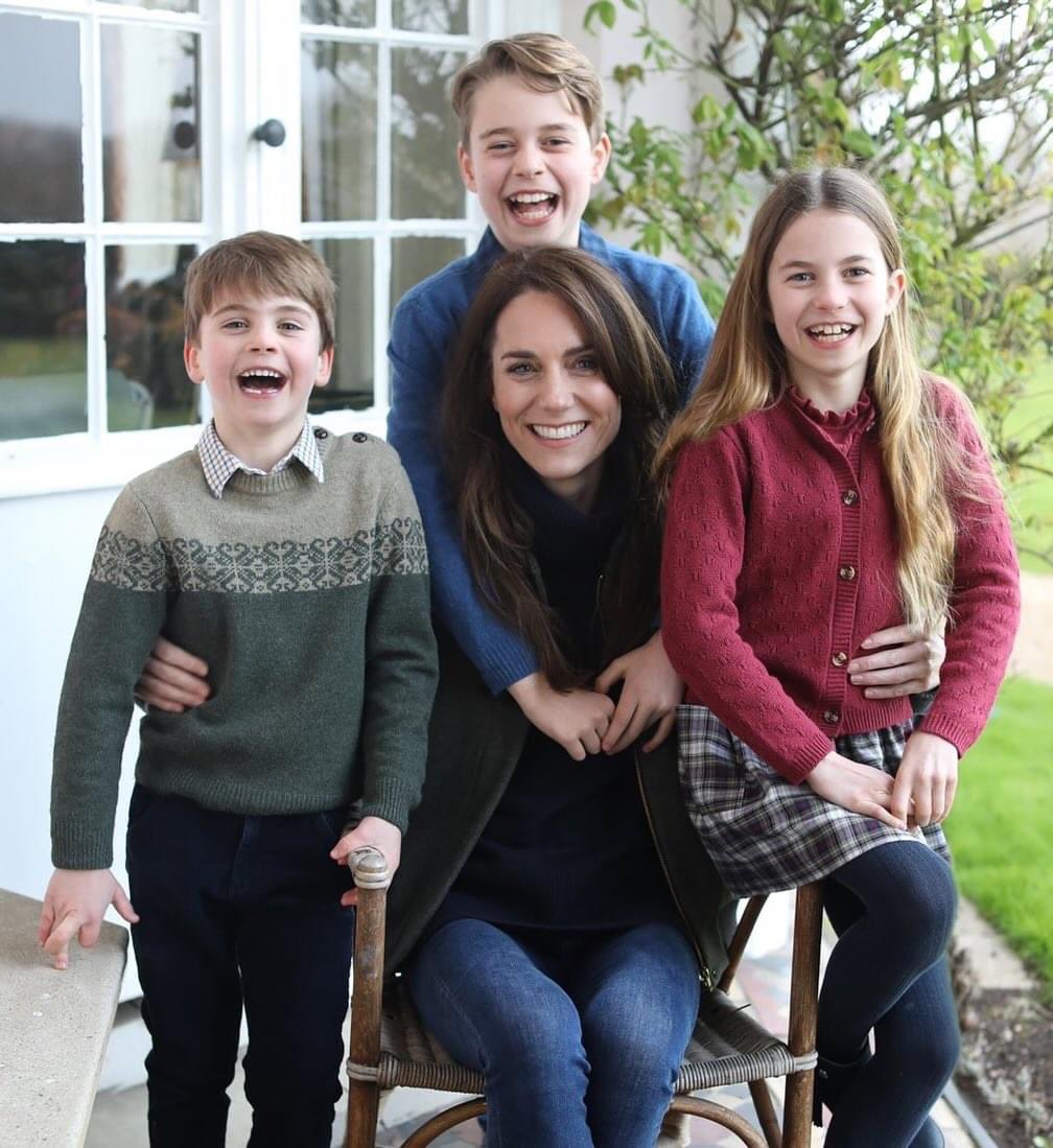 lovelizel's tweet photo. This picture is a Mother so proud of her children like happy familyโ only BRAIN DAMAGE people think the other way around and making something out of NOTHING !!!
No need to explain your Royal Highness ๐
#BeautifulFamily #BeautifulChildren https://t.co/6W8Il0TIee