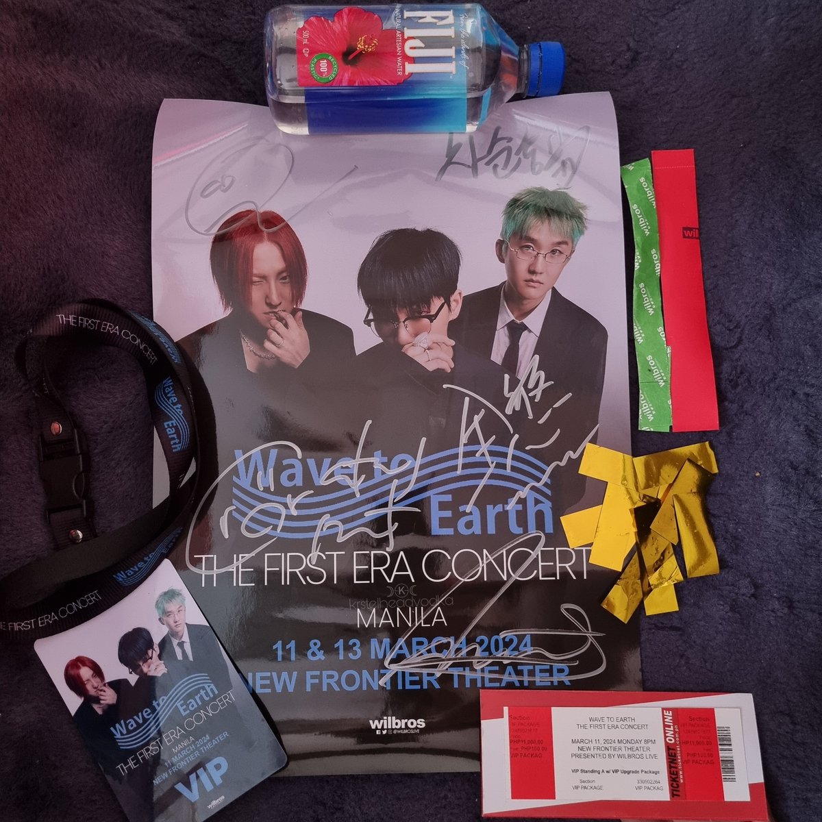 krstelheadvodka's tweet photo. @wave_to_earth Added to my collection! 🥹🖤
#WaveToEarthinMNL 
#WaveToEarthinManila 
#WaveToEarth1stEraConcert 
#TheFirstEraConcert https://t.co/tUyKRC9gs3