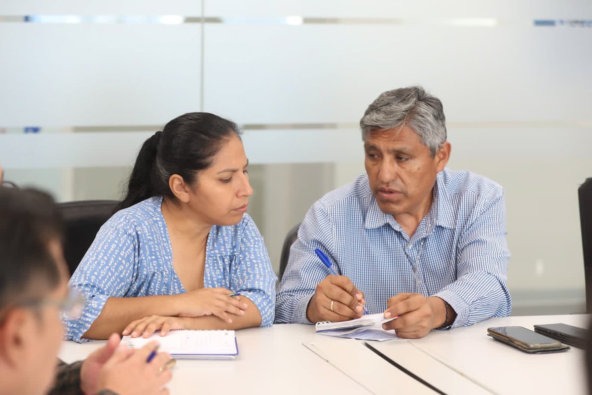 #Ahora | El equipo técnico del #Pronis recibe a los representantes del Hospital de Huaycán, @DirisLimaEste y la sociedad civil como parte del seguimiento al proyecto de inversión para mejorar la infraestuctura hospitalaria del establecimiento de salud.
#salud #construyendosalud