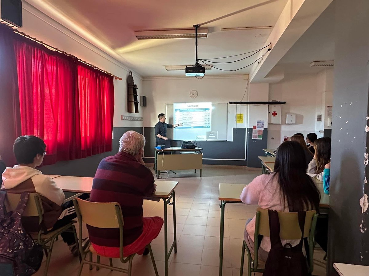 Mañana de enseñanza en el instituto ÍES Las Breñas, explicando lo q es un Presupuesto Municipal en las clases de economía👨‍🏫Abel Concejal Hacienda, y yo, como Alcalde, tuvimos la oportunidad de explicárselo tres cursos, 3B, 3C y 3D. Agradecer al profesor Juan José y l@s alumn@s👏