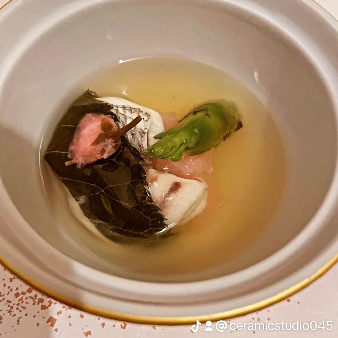 csy045's tweet photo. 取引先の歯科Dr.に懐石料理ご馳走になりました。インプラントメーカ���の方も同席して、大変有意義で楽しい時間でした✨美味しかったです!
#懐石 #セラスタ #歯科技工 #至誠  #インプラント #歯科 https://t.co/4L3TYytADb