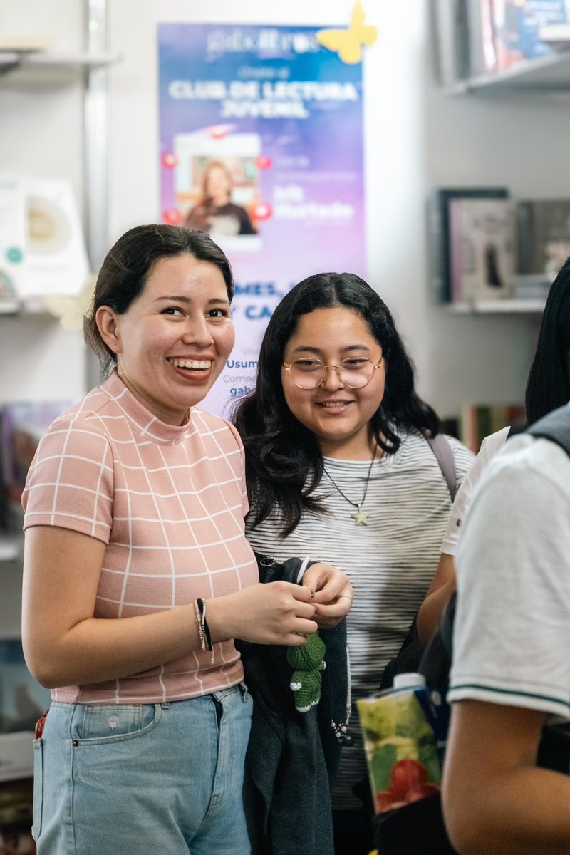 gabolibrosmx's tweet photo. 🤩Recibiendo a nuestros jóvenes universitarios en nuestro gran stand de la FIL UJAT-2024.👩🏻👩🏽‍🦱🧒🏻🧒🏼
😊Gracias por su visita, continuemos disfrutando de todo lo que está preparado para ustedes.📚📚 @UJAT 

#gabolibros #feriaujat #lectoresinfinitos #lecturasrecomendadas #filujat2024 
#librosjuveniles #juchimanes