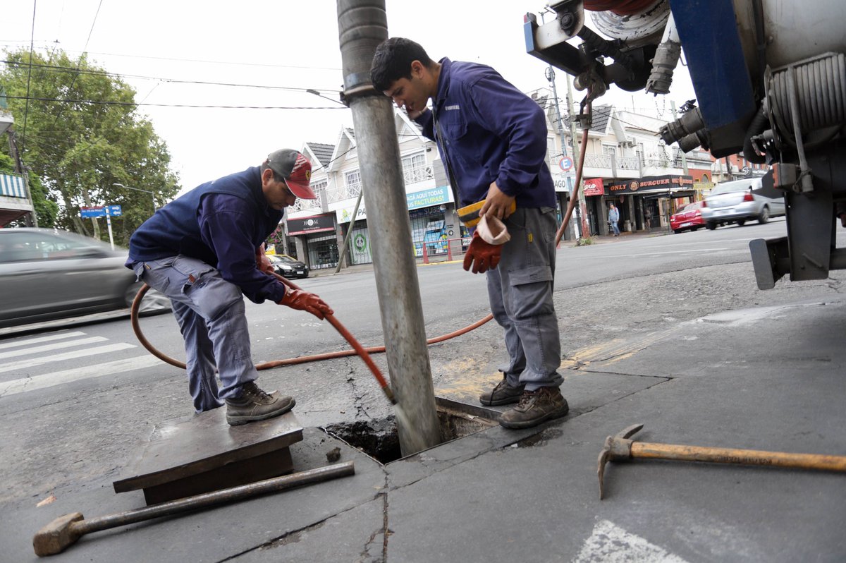 aJulianAlvarez's tweet photo. 💦Para mitigar el efecto de las lluvias trabajamos en diferentes puntos de nuestra ciudad destapando y limpiando los sumideros.

📌Recordá no sacar la basura, no manipular cables de electricidad, conducir con precaución y permanecer en un lugar seguro.

📲 Defensa Civil 4241-0013 https://t.co/ER6kXABTGD