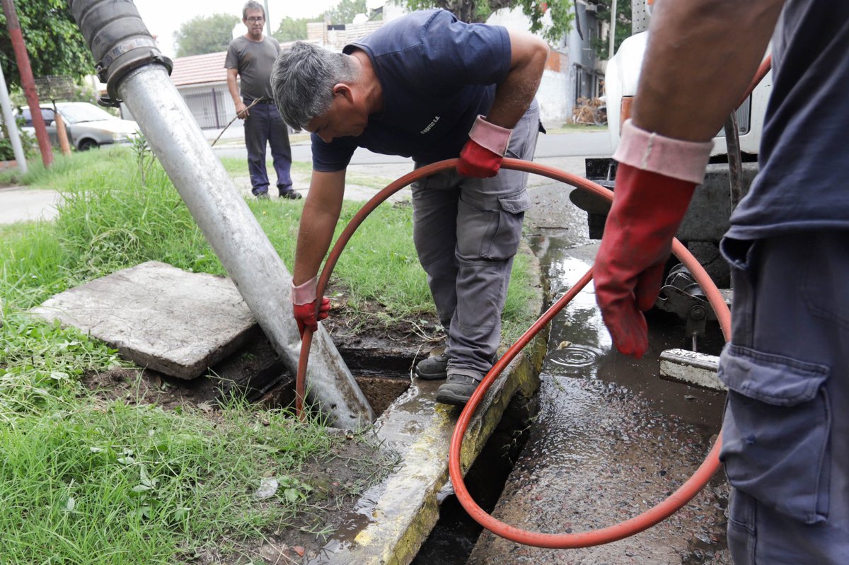 aJulianAlvarez's tweet photo. 💦Para mitigar el efecto de las lluvias trabajamos en diferentes puntos de nuestra ciudad destapando y limpiando los sumideros.

📌Recordá no sacar la basura, no manipular cables de electricidad, conducir con precaución y permanecer en un lugar seguro.

📲 Defensa Civil 4241-0013 https://t.co/ER6kXABTGD