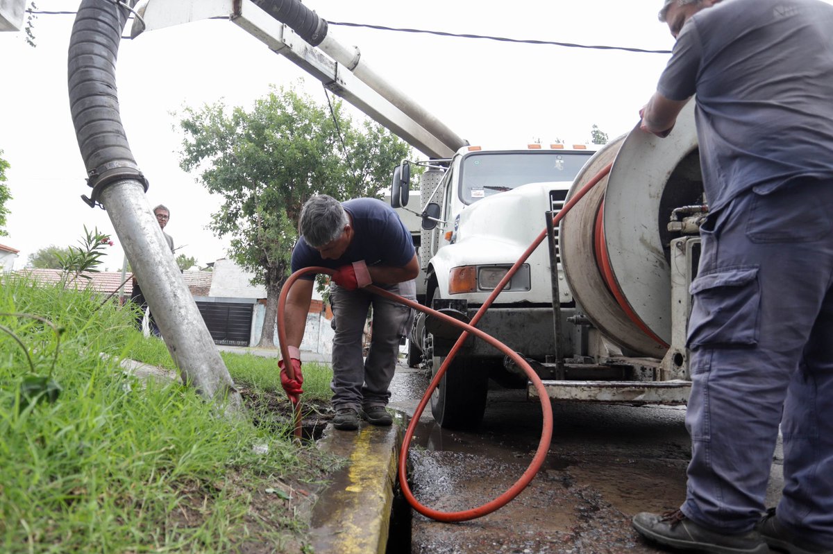 aJulianAlvarez's tweet photo. 💦Para mitigar el efecto de las lluvias trabajamos en diferentes puntos de nuestra ciudad destapando y limpiando los sumideros.

📌Recordá no sacar la basura, no manipular cables de electricidad, conducir con precaución y permanecer en un lugar seguro.

📲 Defensa Civil 4241-0013 https://t.co/ER6kXABTGD