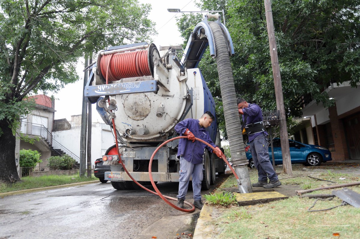 aJulianAlvarez's tweet photo. 💦Para mitigar el efecto de las lluvias trabajamos en diferentes puntos de nuestra ciudad destapando y limpiando los sumideros.

📌Recordá no sacar la basura, no manipular cables de electricidad, conducir con precaución y permanecer en un lugar seguro.

📲 Defensa Civil 4241-0013 https://t.co/ER6kXABTGD