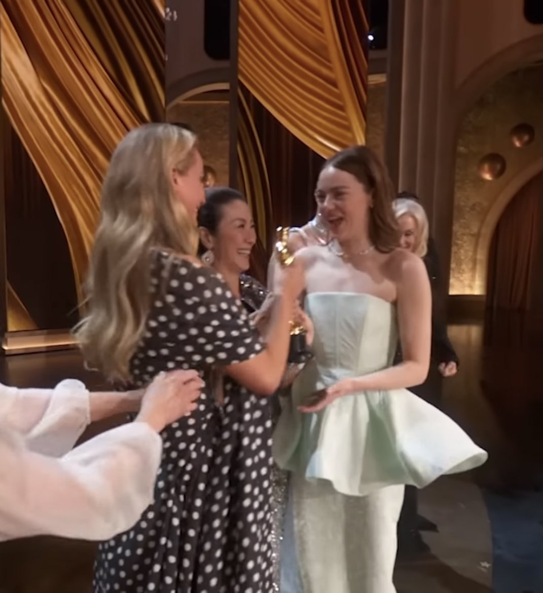 FilmUpdates's tweet photo. "Congratulations Emma! I confused you, but I wanted to share that glorious moment of handing over Oscar to you together with your best friend Jennifer!"

— Michelle Yeoh via Instagram https://t.co/uPIJCAWiJI