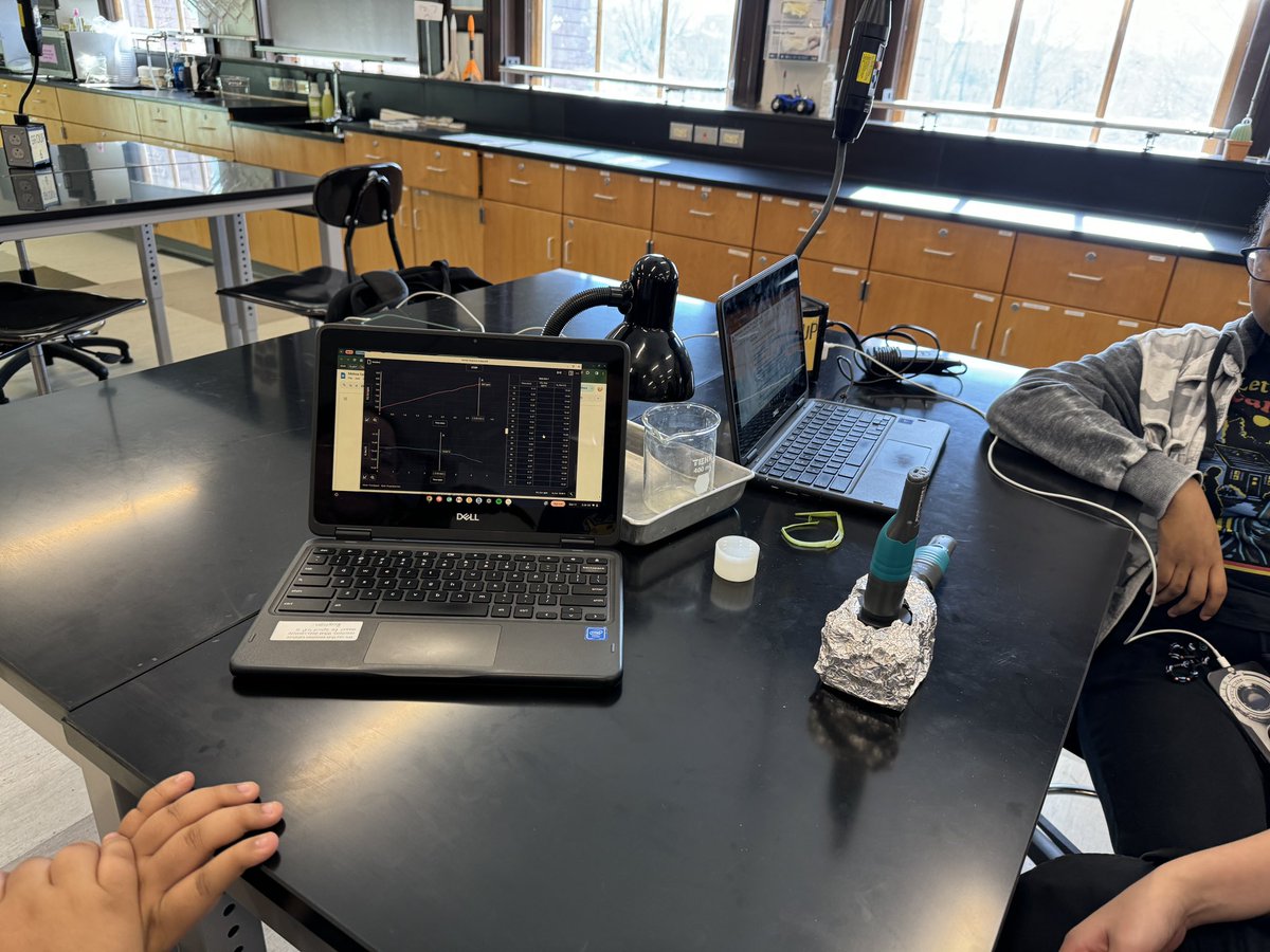 MrArsenie's tweet image. After qualitatively looking at photosynthesis and respiration, my @CarlSchurzHS #ibbio students used @Verprobes to measure oxygen and carbon dioxide gas production in spinach. Tomorrow, aquatic DO!