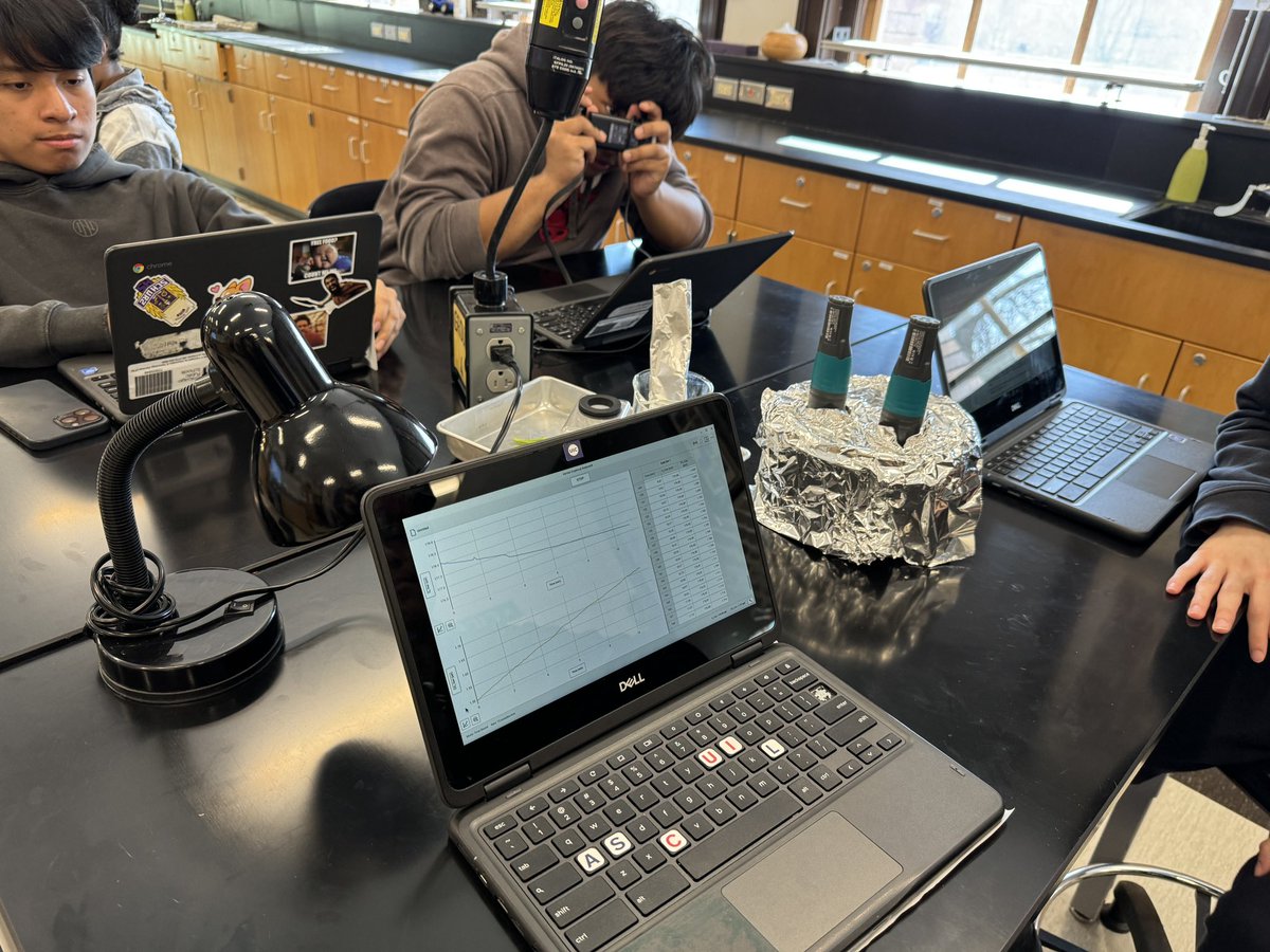 MrArsenie's tweet image. After qualitatively looking at photosynthesis and respiration, my @CarlSchurzHS #ibbio students used @Verprobes to measure oxygen and carbon dioxide gas production in spinach. Tomorrow, aquatic DO!