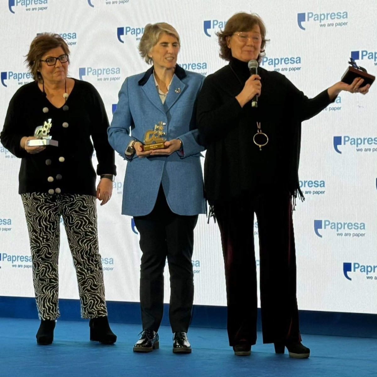 PalomadelrioTVE's tweet photo. Gracias @diariovasco por este reconocimiento 5 Estrellas que hemos recibido al alimón @maria_escario y Olga Viza y la gran sorpresa ha sido para la maestra, María Antonia Martínez. Eternamente agradecida https://t.co/qh4QcMVaqR