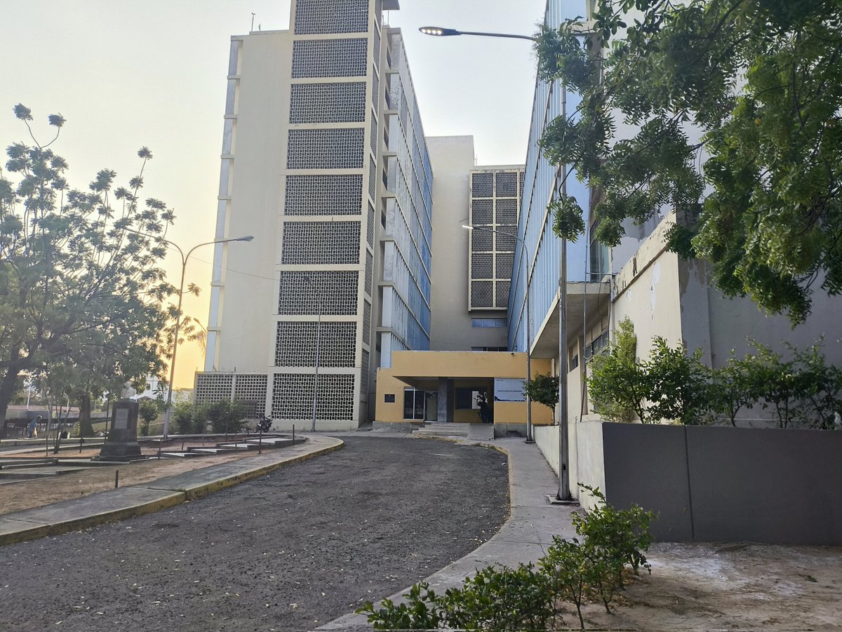 MAS DE 12 HORAS SIN LUZ El Hospital Chiquinquirá permaneció sin electricidad desde las 4am hasta las 6pm. Bomberos de Maracaibo realizaron tres traslados a dos centros de salud de la ciudad. Afortunadamente no se registraron novedades graves. #Venezuela #Zulia