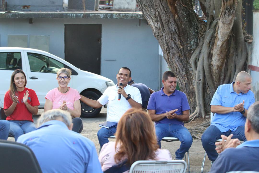Galindez_vzla's tweet photo. Ahora estamos en el #Cafetal del municipio #Baruta reunidos con el liderazgo de los vecinos y vecinas // La Consulta Popular 2024 nos convoca a todos y todas a decidir los proyectos comunitarios que va financiar nuestro Presidente @NicolasMaduro.
#PuebloVenezolanoLeal https://t.co/DLlHzBsZPJ