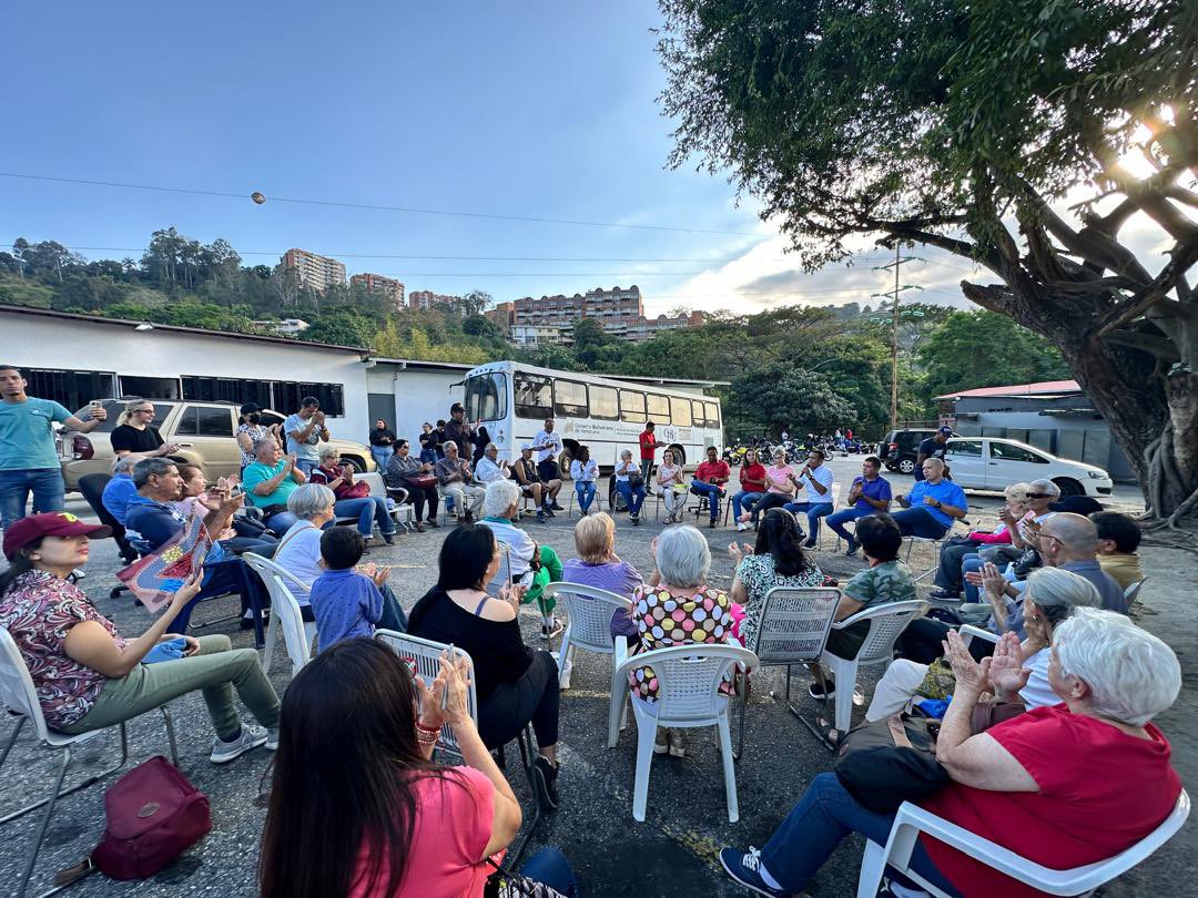 Galindez_vzla's tweet photo. Ahora estamos en el #Cafetal del municipio #Baruta reunidos con el liderazgo de los vecinos y vecinas // La Consulta Popular 2024 nos convoca a todos y todas a decidir los proyectos comunitarios que va financiar nuestro Presidente @NicolasMaduro.
#PuebloVenezolanoLeal https://t.co/DLlHzBsZPJ