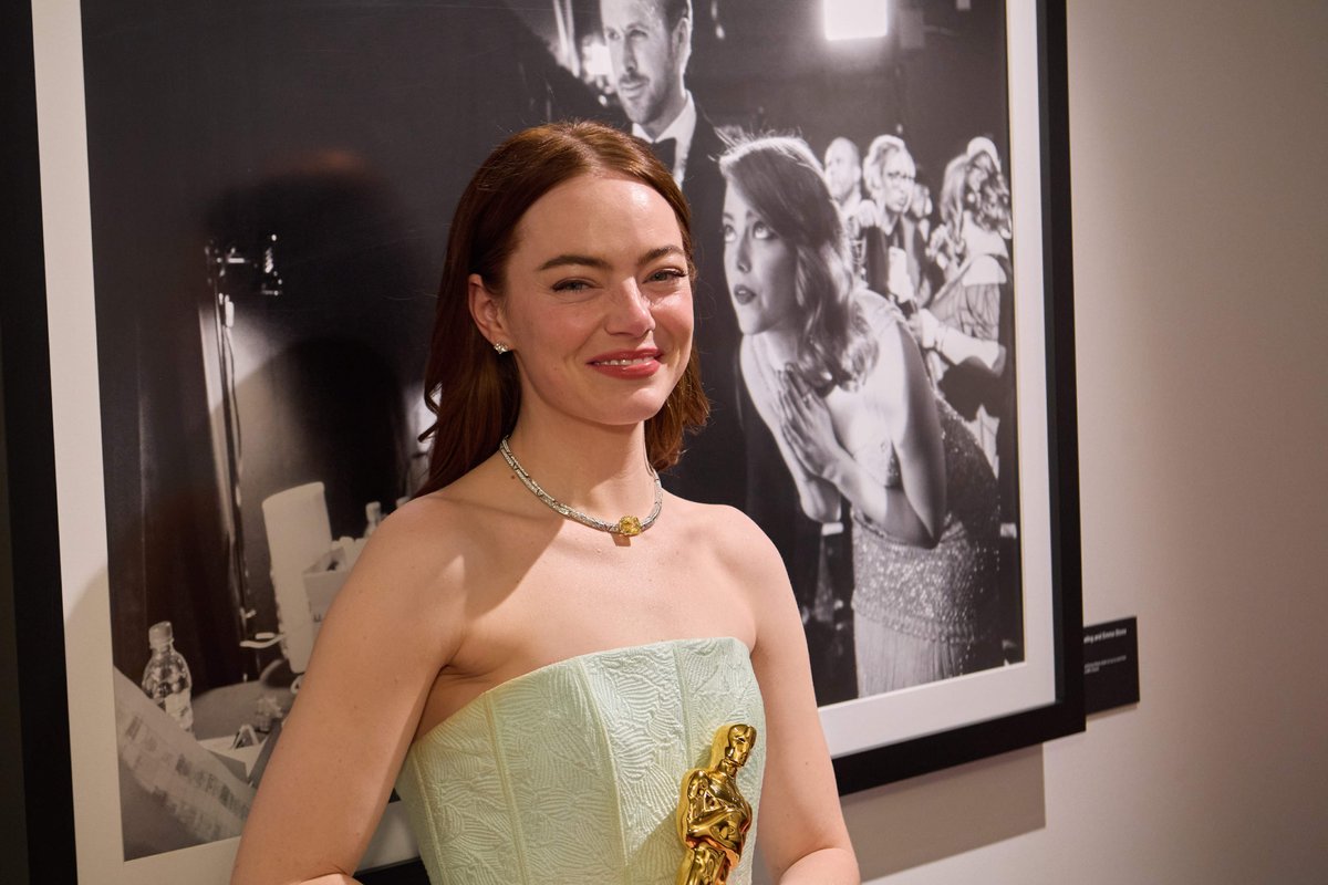 stonesdaily's tweet photo. Emma Stone next to a picture of her and Ryan Gosling from the 2017 Oscars 😭🫶 https://t.co/9hJ1bFgaLs