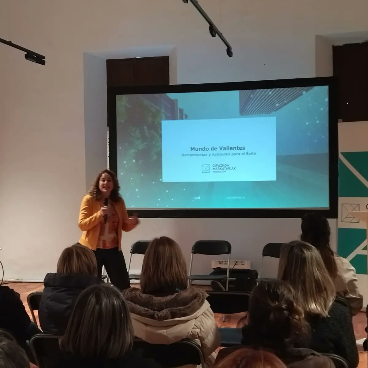 amibondia's tweet photo. Qué bonita mi profesión y qué bonito conocer gente tan especial.
#impulsoradevalientes ✨✌️
Gran día en Zarautz con la Federación de Comerciantes de Guipúzcoa y súper Gaizka. Vamos a por la siguiente cita del tour Vasco!!
#conferenciante #motivación #Mundodevalientes https://t.co/rgduhLieRP