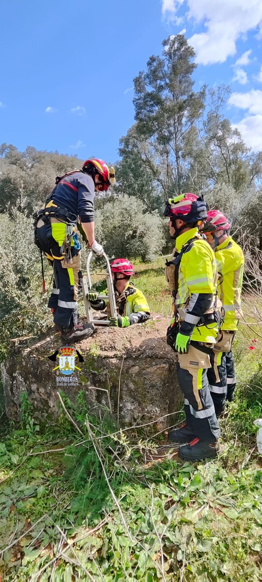 BomberosAlcala's tweet photo. 🔴Sobre las 14h somos activados por posible persona caida en un pozo. 
Contactamos con el alertante y nos explica que ha escuchado voces en su interior. Procedemos a su inspección descartando cualquier presencia en su interior.
@policia @PoliciaLocalAG balizan y sellan la entrada https://t.co/Zdr53lH5ZM