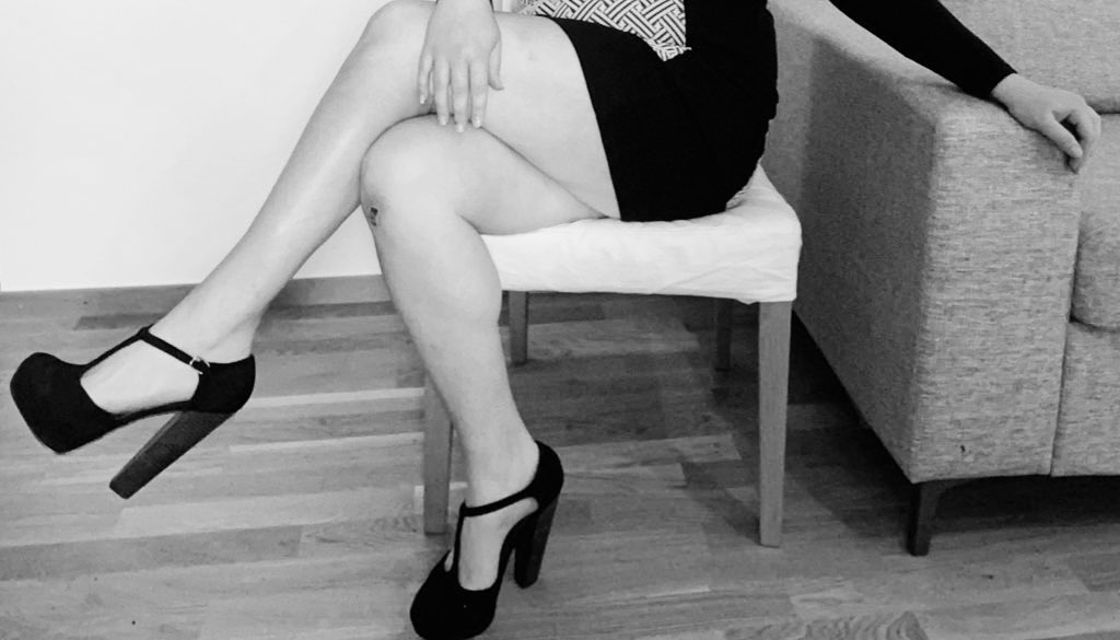 GoddessMinelli's tweet photo. Gonna make your addiction for me even deeper tonight 🖤

Not hard 

findom swefindom feet worship https://t.co/cOLUgGuU91