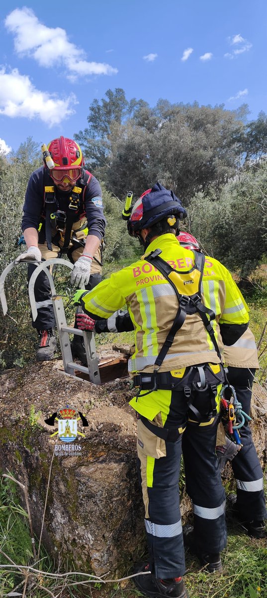 BomberosAlcala's tweet photo. 🔴Sobre las 14h somos activados por posible persona caida en un pozo. 
Contactamos con el alertante y nos explica que ha escuchado voces en su interior. Procedemos a su inspección descartando cualquier presencia en su interior.
@policia @PoliciaLocalAG balizan y sellan la entrada https://t.co/Zdr53lH5ZM
