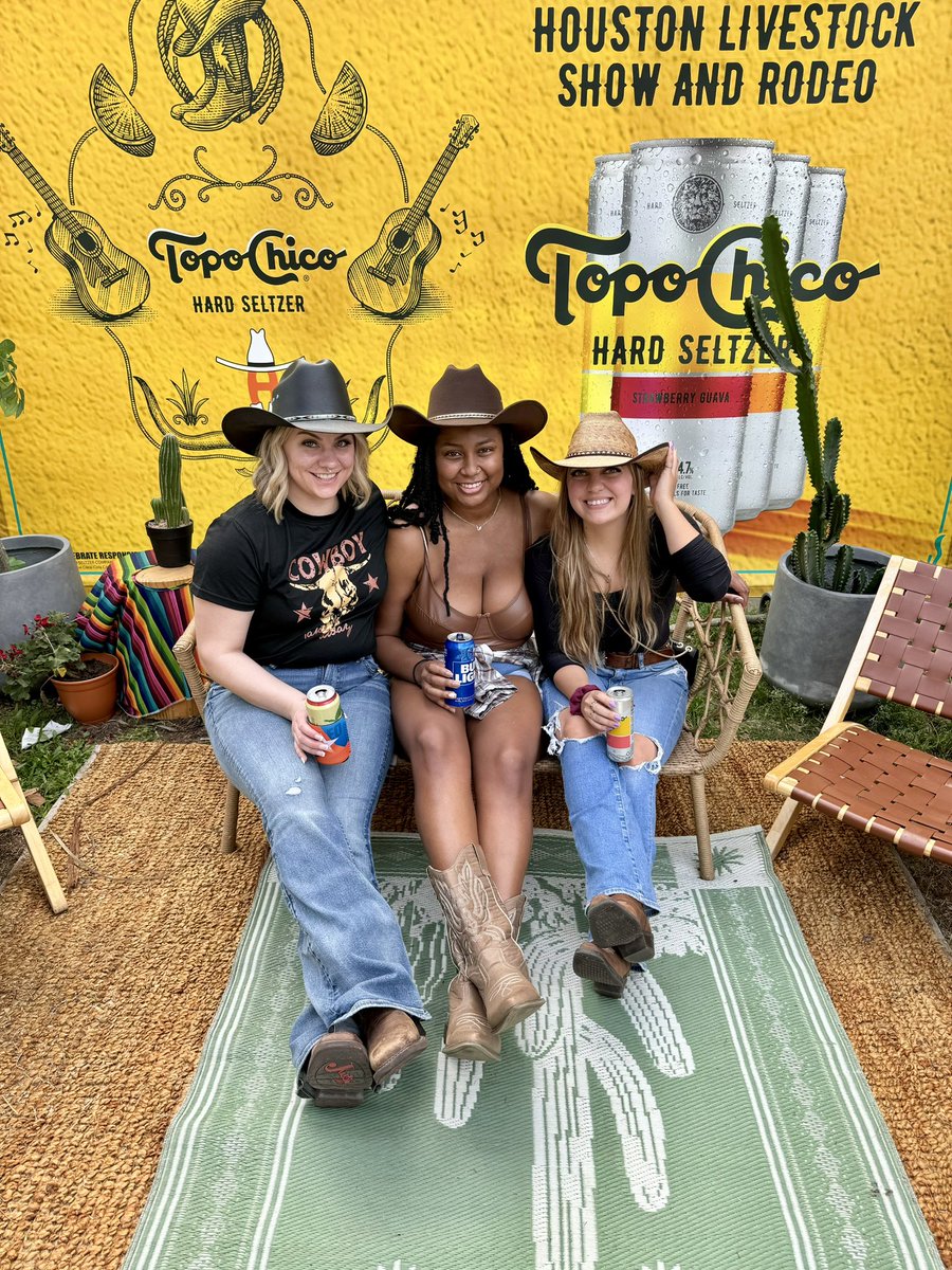 robl_24's tweet photo. HTX has become a second home to my MI babies. 🤠🥂😈 #rodeohouston #brunch #illfest https://t.co/0M4o87EKGZ