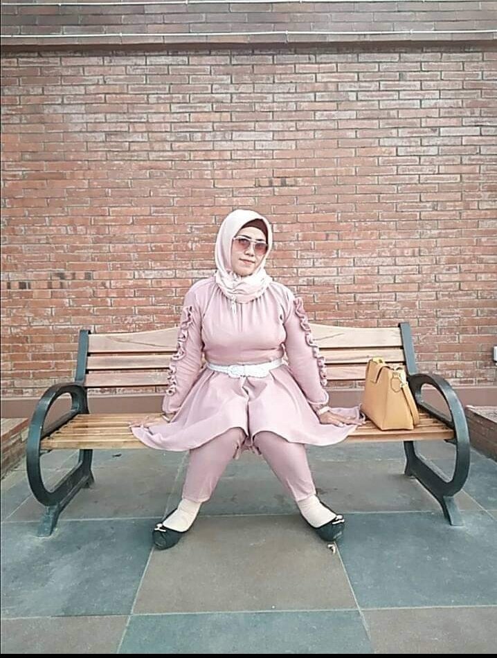 tukangmasa's tweet photo. Susu nya mau berontak, kira2 ukuran berapa bra tante ini https://t.co/FuqEdRQsUf