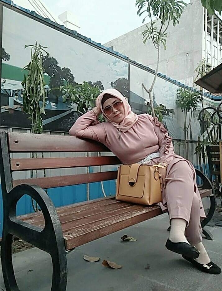 tukangmasa's tweet photo. Susu nya mau berontak, kira2 ukuran berapa bra tante ini https://t.co/FuqEdRQsUf