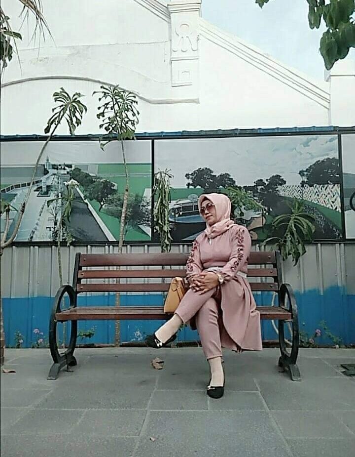 tukangmasa's tweet photo. Susu nya mau berontak, kira2 ukuran berapa bra tante ini https://t.co/FuqEdRQsUf