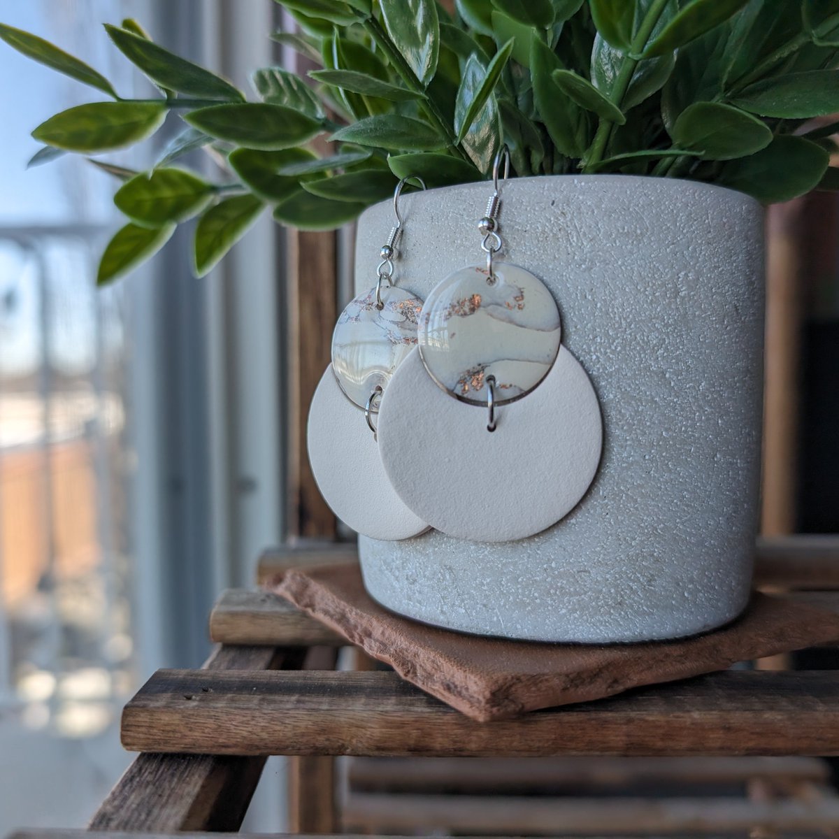 Moonlight earrings. A contrasting pair to my previous Midnight earrings. Beautiful pale crescents with copper resin rounds. Get them now, link in bio.

#polymerclayjewelry #polymerclayearrings #earringsofinstagram #handmade #etsy #midnight #moonlight #pale #elegant #crescent