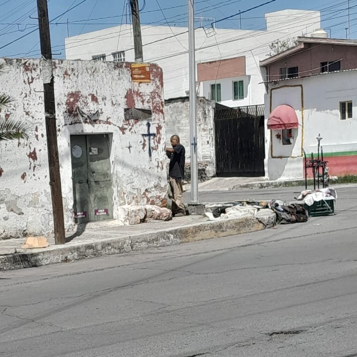GuadalupeVBravo's tweet photo. 🔴¡AYUDA POR FAVOR!🔴

Reportan a dos perritas que viven en situación de calle con este sujeto. Vecinos comentan que las golpea y abusa sexualment* de ellas. 

📍 Se ubican en la 55 Norte, esquina de la 12 Poniente, colonia Aquiles Serdan, #Puebla https://t.co/r7P4c29FL2