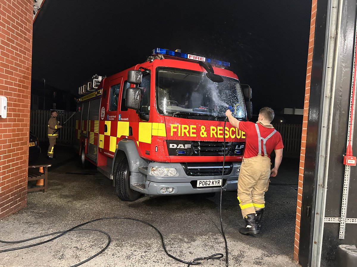 👩‍🚒 Tonight some of the Lytham crew joined @StAnnesFire in a joint training drill. 🔥 Lots of good learning. 🚒 Cleaning the pumps after so they are good to go to the next call out. #Lytham #StAnnes #FireAndRescue