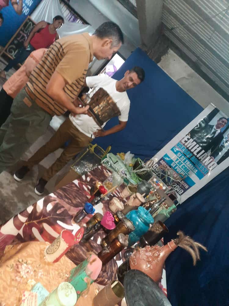 Agrup7Mayo's tweet photo. Con motivo de la Inauguración de Nuestra Nueva Sede "Multiespacio Positivo"
Contamos con la visita del Cro Cjal @vargas_aignasse que junto a su Esposa acompañaron a nuestro Dirigente @Cris_LopezA7M en la apertura de este espacio pensado para la comunidad!! 🎉🎊🎉

@OsvaldoJaldo https://t.co/Zj0v9xz70q