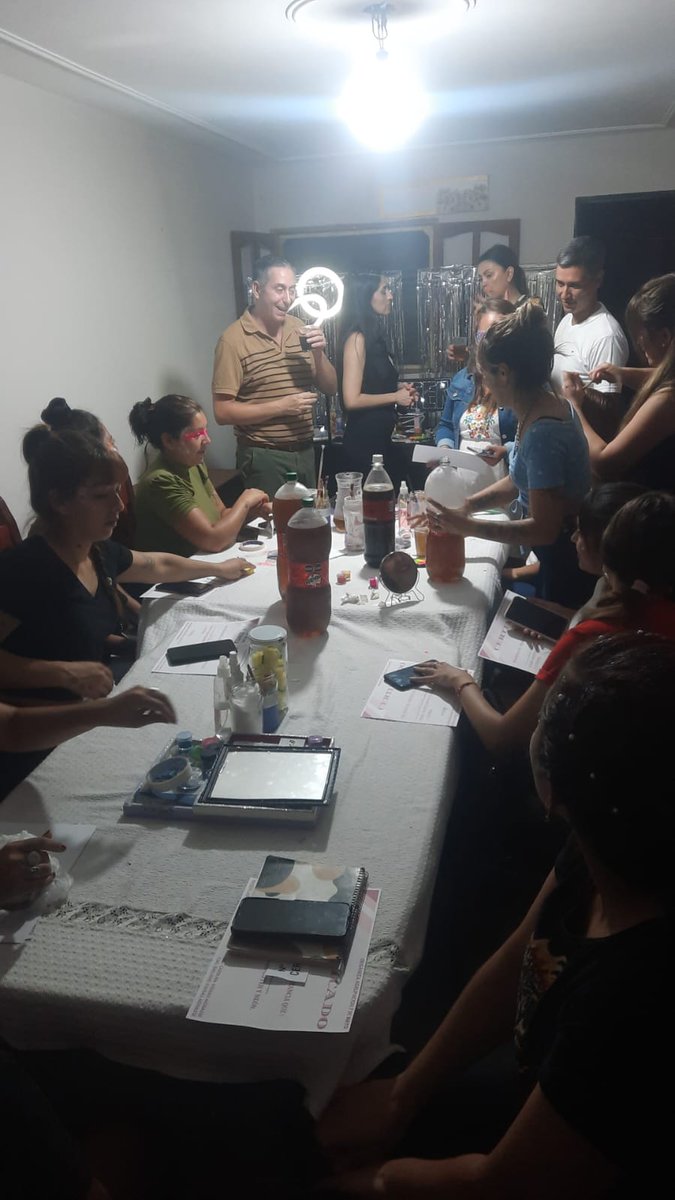 Agrup7Mayo's tweet photo. Con motivo de la Inauguración de Nuestra Nueva Sede "Multiespacio Positivo"
Contamos con la visita del Cro Cjal @vargas_aignasse que junto a su Esposa acompañaron a nuestro Dirigente @Cris_LopezA7M en la apertura de este espacio pensado para la comunidad!! 🎉🎊🎉

@OsvaldoJaldo https://t.co/Zj0v9xz70q