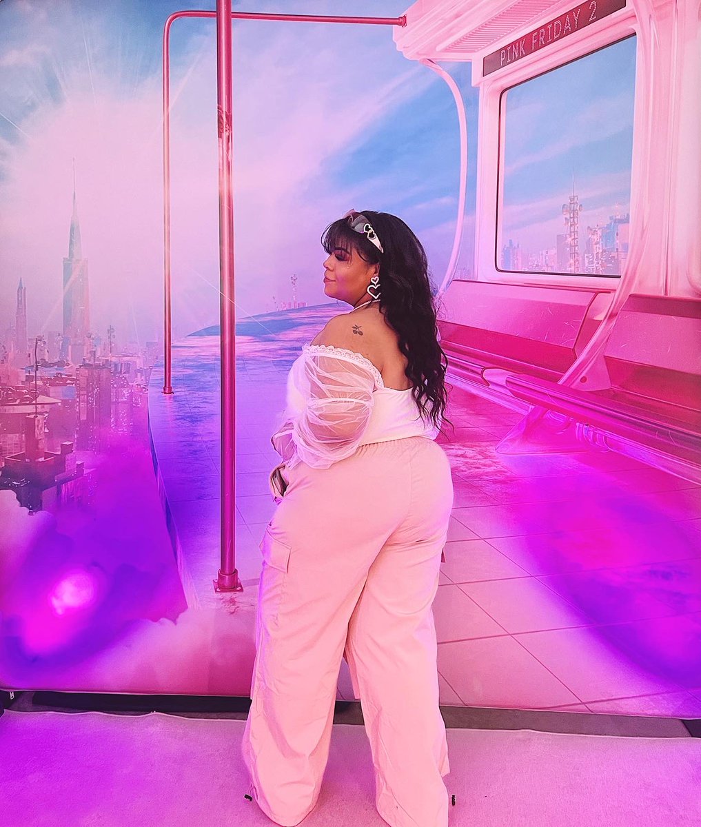 PositiveNesh's tweet photo. GAG CITY: 📍 SEATTLE 

@NICKIMINAJ the Queen. You put on THE show. 
#pinkfriday2 #Pinkfriday2GAGCITYTour https://t.co/H4tcuVbqw2