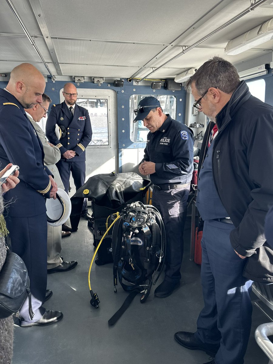 The @NYPDSpecialOps Harbor Unit carries out various missions within the Port of NY, including search and rescue operations, as well as contributing to the city's counterterrorism efforts. Today, they served as ambassadors & helped to welcome @MarineNationale to our city.